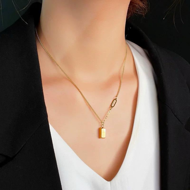 Gold Bar Pendant Necklace โจ